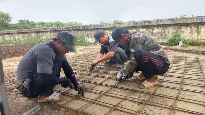 Công nhân đang rọ sắt để gia cố công trình. Ảnh: N.D