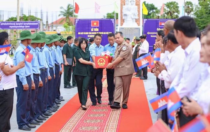 Lãnh đạo Ban chuyên trách tỉnh Gia Lai và lãnh đạo tỉnh Stung Treng đưa hài cốt liệt sĩ ra xe ô tô để hồi hương về Việt Nam. Ảnh: Đoàn Bình