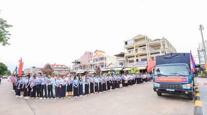  Học sinh tỉnh Stung Treng chào tiễn biệt các liệt sĩ trở về yên nghỉ trong lòng đất mẹ Việt Nam. Ảnh: Đoàn Bình 