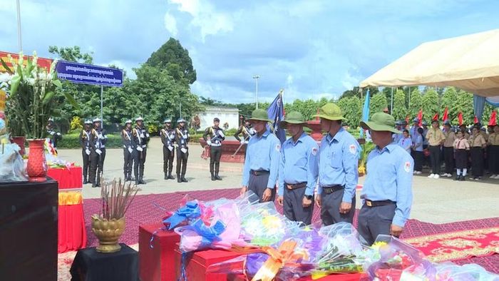  Cán bộ, chiến sĩ Đội K52 dâng hương tri ân các liệt sĩ tại tỉnh Ratanakiri. Ảnh: Đoàn Bình 