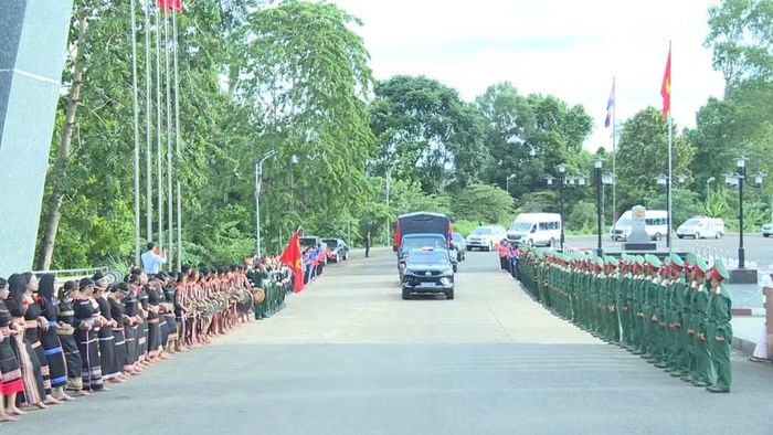 Đoàn xe đưa 18 liệt sĩ hy sinh tại Campuchia được Đội K52 tìm kiếm, quy tập trong mùa khô 2025-2026 về tới Cửa khẩu Quốc tế Lệ Thanh. Ảnh: Đoàn Bình