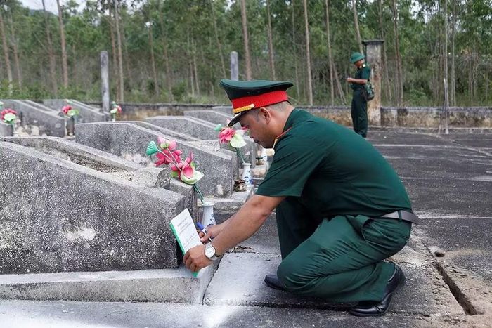 Thực hiện số hóa thông tin hài cốt liệt sĩ chưa xác định danh tính tại Nghĩa trang liệt sĩ xã Vĩnh Quang. Ảnh: H.P