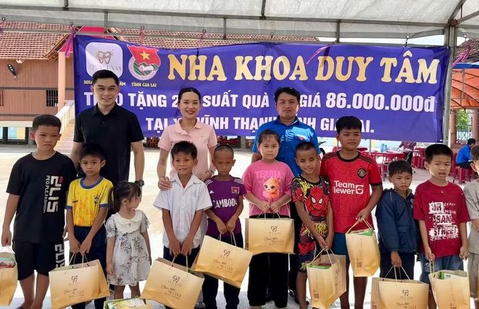  Tặng quà cho thiếu nhi hoàn cảnh khó khăn xã Vĩnh Thạnh. Ảnh: ĐVCC 