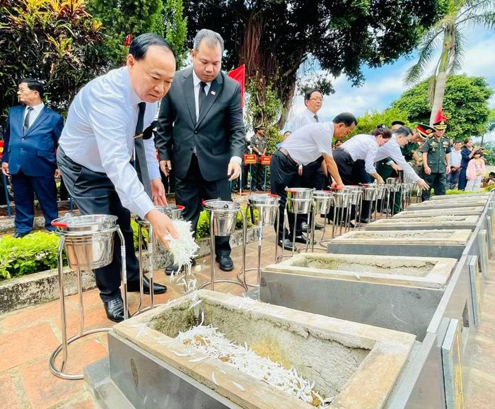  Bí thư Tỉnh ủy Thái Đại Ngọc rải hoa lên các phần mộ liệt sĩ. Ảnh: P.D 