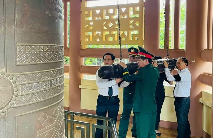  Phó Thủ tướng Chính phủ Hồ Quốc Dũng (bên trái) và Bí thư Tỉnh ủy Thái Đại Ngọc (bên phải) cùng các lãnh đạo thỉnh chuông tại tháp chuông. Ảnh: P.D 