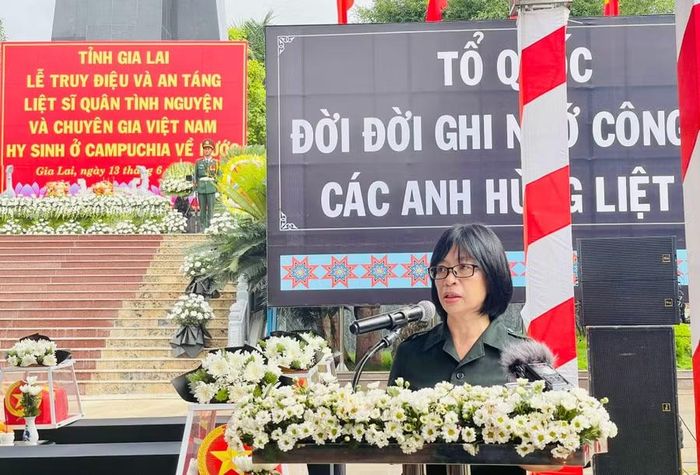  Phó Chủ tịch UBND tỉnh Nguyễn Thị Thanh Lịch đọc điếu văn. Ảnh: P.D 