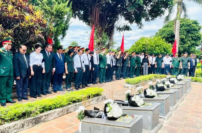  Các đại biểu dành phút mặc niệm trước anh linh các anh hùng liệt sĩ. Ảnh: P.D 