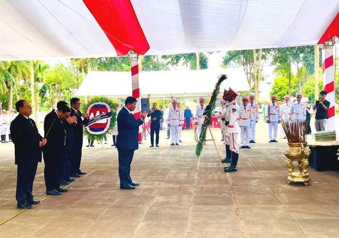  Đoàn đại biểu tỉnh Stung Treng dâng hoa, dâng hương các anh hùng liệt sĩ. Ảnh: P.D 