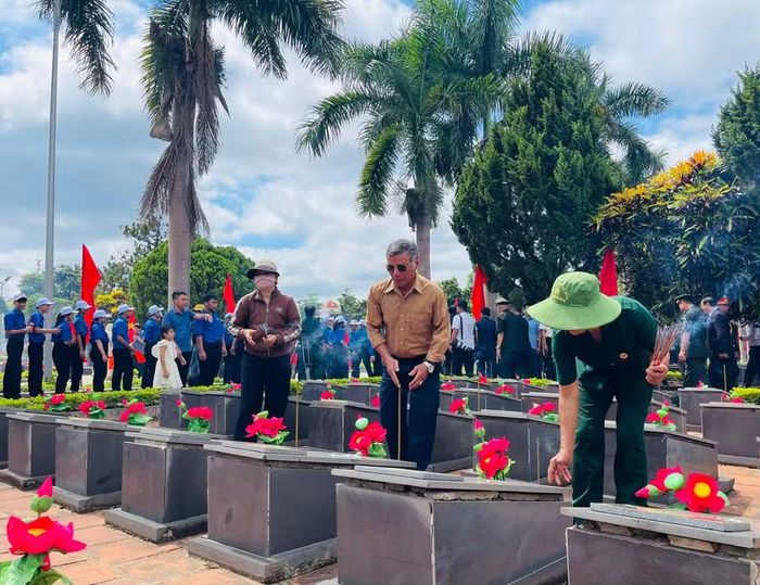  Đông đảo người dân dâng hương các liệt sĩ. Ảnh: P.D 