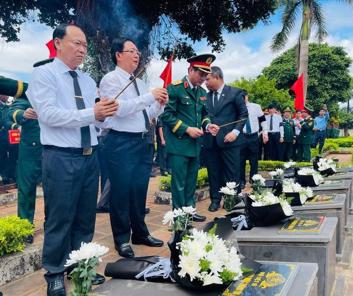  Bí thư Tỉnh ủy Thái Đại Ngọc (bên trái) và Phó Thủ tướng Chính phủ Hồ Quốc Dũng (thứ 2 từ trái sang) dâng hương các liệt sĩ. Ảnh: P.D 