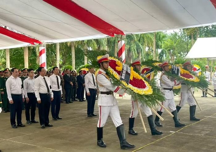  Phó Thủ tướng Chính phủ Hồ Quốc Dũng và đoàn đại biểu Chính phủ dâng hoa tại buổi lễ. Ảnh: P.D 