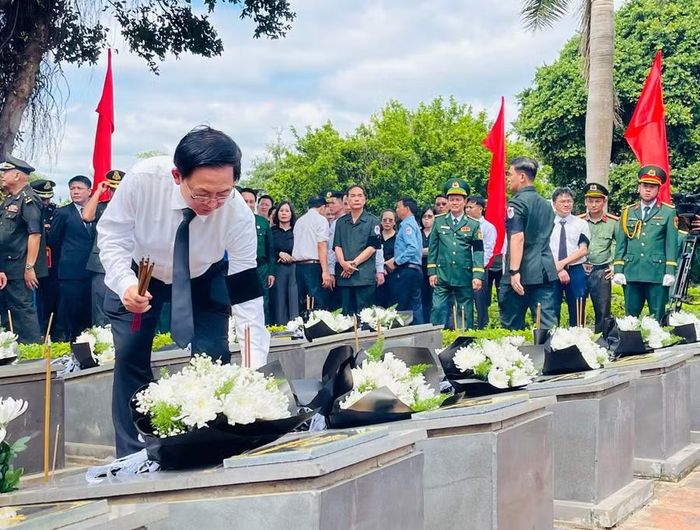  Phó Thủ tướng Chính phủ Hồ Quốc Dũng dâng hương các phần mộ liệt sĩ. Ảnh: P.D 