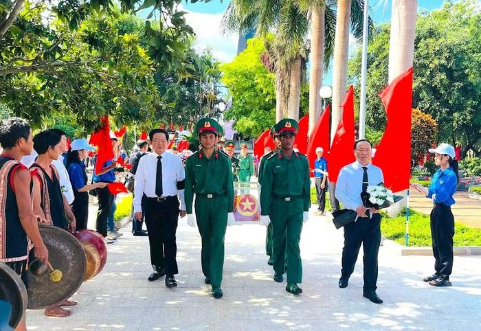 Phó Thủ tướng Chính phủ (bên trái) và Bí thư Tỉnh ủy Thái Đại Ngọc (bên phải) di chuyển hài cốt liệt sĩ về an nơi táng. Ảnh: P.D 