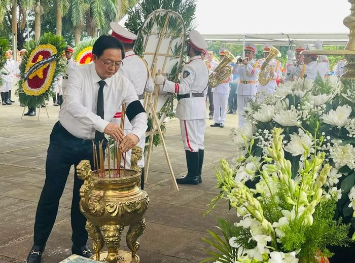  Phó Thủ tướng Chính phủ Hồ Quốc Dũng dâng hương các anh hùng liệt sĩ. Ảnh: P.D 