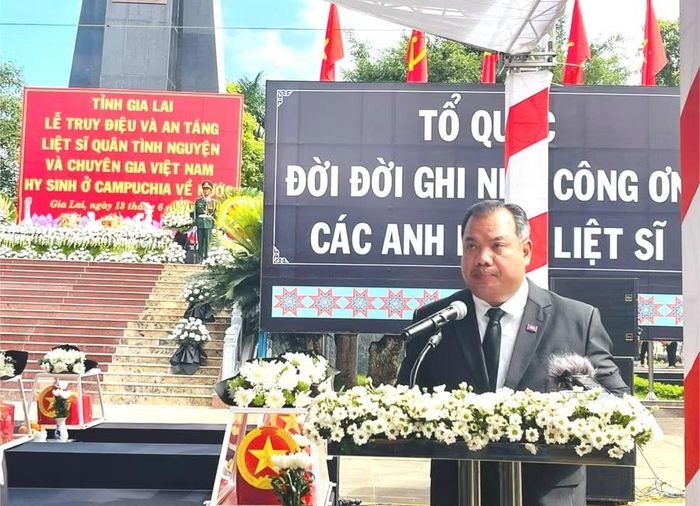  Ngài Sor Soputra - Tỉnh trưởng tỉnh Stung Treng bày tỏ lòng biết ơn sâu sắc đối với các anh hùng liệt sĩ. Ảnh: P.D 