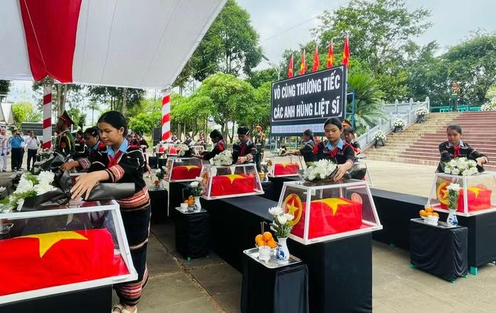  Các em học sinh đặt hoa lên hài cốt các liệt sĩ. Ảnh: P.D 