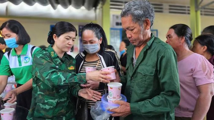  Đoàn viên, hội viên trao những suất cháo và nước uống miễn phí cho bệnh nhân tại Bệnh viện Đa khoa Gia Lai. Ảnh: Bá Bính 