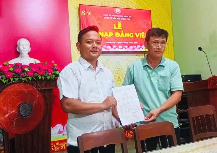 Lễ kết nạp đảng viên là hội viên nông dân tại Chi bộ tổ dân phố Lương Thọ 1 (Đảng bộ phường Hoài Nhơn Tây). Ảnh: ĐVCC