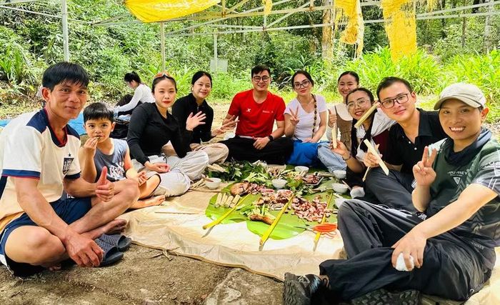 Nhóm bạn trẻ đến từ TP Hồ Chí Minh, An Giang, Tây Ninh… thưởng thức các món ăn của người Bahnar tại Khu Bảo tồn thiên nhiên Kon Chư Răng. Ảnh: D.Đ
