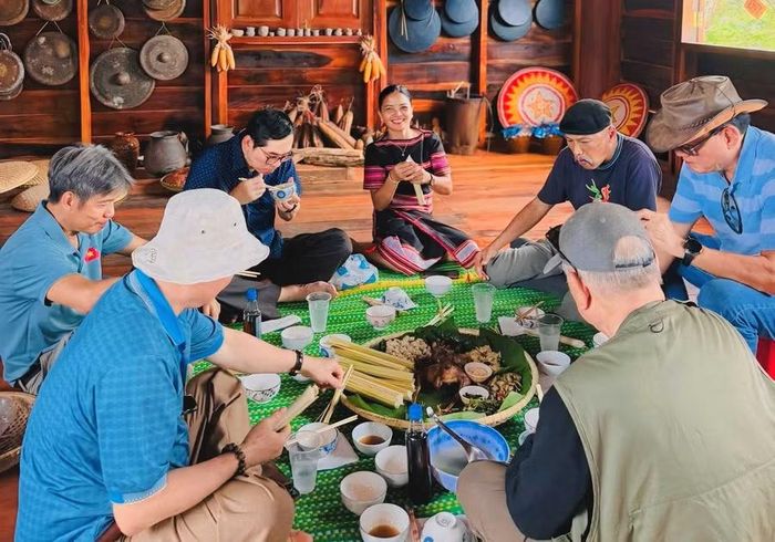 Khách du lịch thưởng thức ẩm thực của người Jrai tại Làng du lịch cộng đồng Ia Mơ Nông (xã Ia Ly). Ảnh: ĐVCC