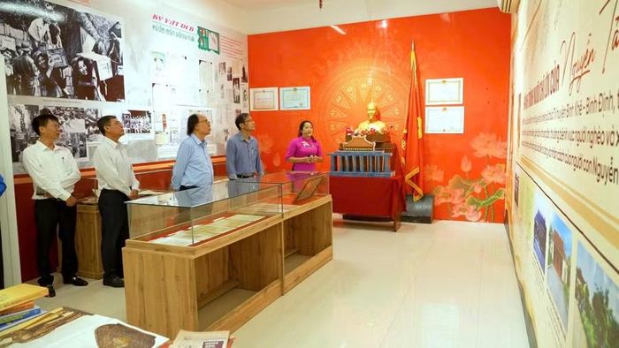  Các nhà khoa học, nhà nghiên cứu tham quan triển lãm tư liệu, hình ảnh về Chủ tịch Hồ Chí Minh tại Trung tâm Lưu trữ lịch sử tỉnh Gia Lai. Ảnh: Dũng Nhân 