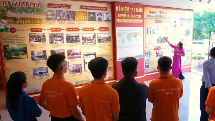 Không gian triển lãm giúp người xem cảm nhận sâu sắc sự gắn kết giữa Bác Hồ và văn hóa Hùng Vương. Ảnh: Dũng Nhân 