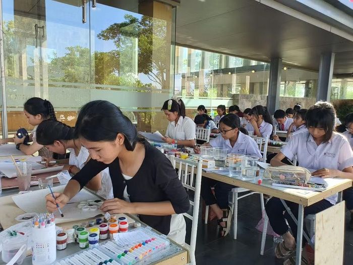  Các em học sinh chăm chú hoàn thành bài thi vẽ tranh của mình. Ảnh: Kim Hường 