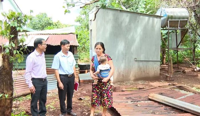 Kiểm tra công trình nước sạch sử dụng vốn vay tín dụng chính sách. Ảnh: Viễn Khánh