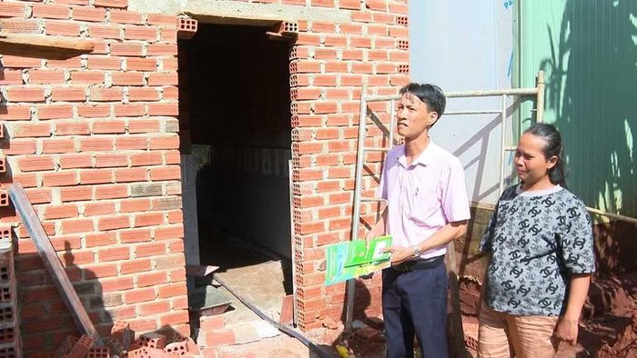 Công trình vệ sinh khép kín đang được hoàn thiện tại gia đình chị Puih H’Ly, làng Mook Trang, xã Ia Dom. Ảnh: Viễn Khánh