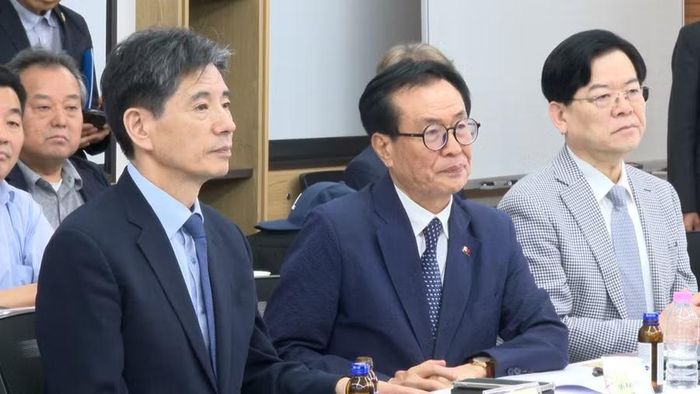  Ông Kwon Sung-Taek - Chủ tịch KOVECA (bìa trái) và các doanh nghiệp tham dự buổi làm việc. Ảnh: Đức Hải 