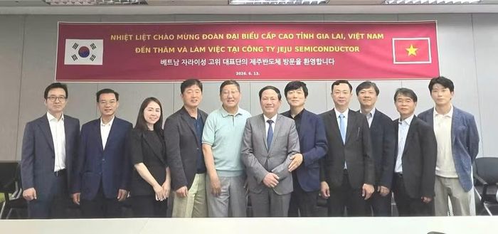  Chủ tịch UBND tỉnh Phạm Anh Tuấn (thứ 6 từ phải sang) làm việc với Công ty Jeju Semiconductor. Ảnh: Đức Hải 