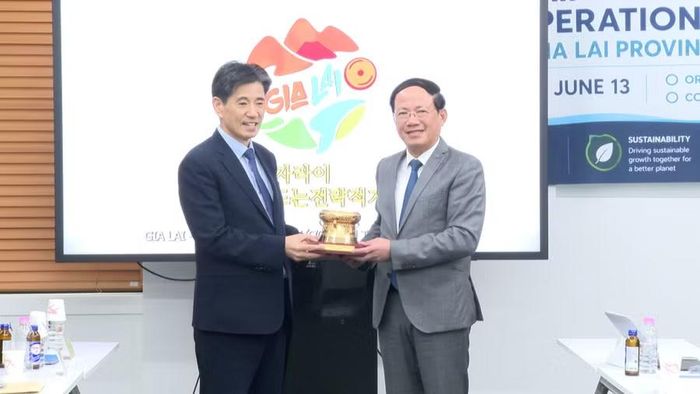  Chủ tịch UBND tỉnh Phạm Anh Tuấn (bên phải) trao quà lưu niệm cho Chủ tịch KOVECA. Ảnh: Đức Hải 