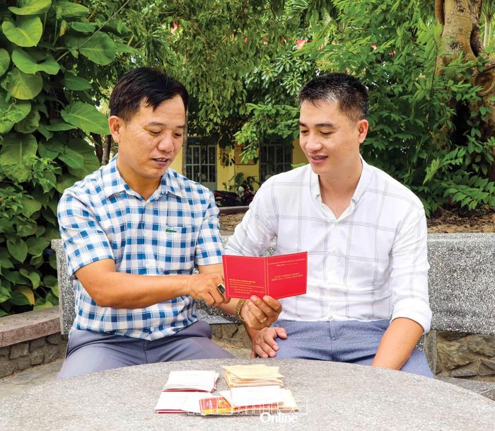 Ông Trần Kim Sơn (bên trái) chia sẻ với đồng nghiệp về những lần hiến máu tình nguyện của mình.