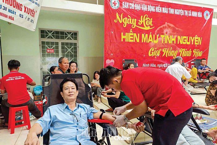 Ông Phạm Ngọc Thạch trong một lần tham gia hiến máu tại địa phương. Ảnh: Nhân vật cung cấp
