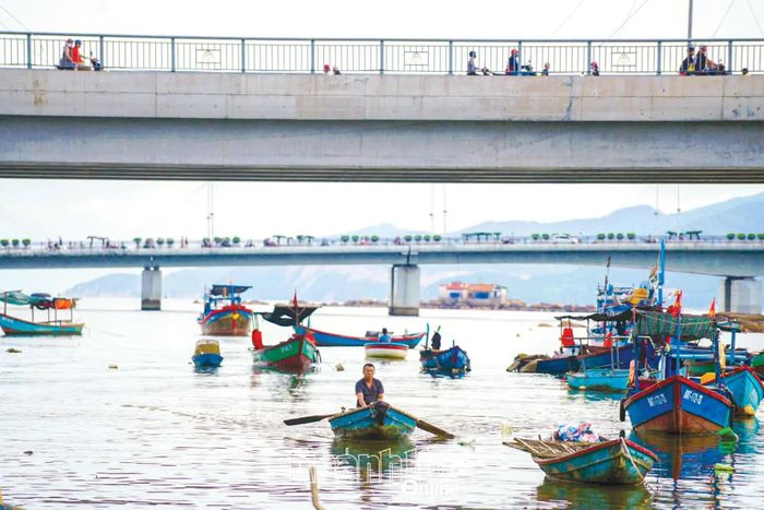 Ghe thuyền trên cửa sông Cái, nơi gắn với tuổi thơ của nhiều thế hệ trẻ em Xóm Bóng.