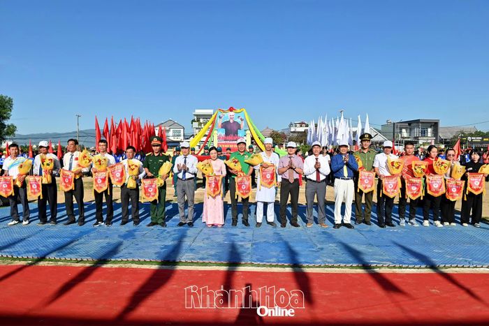 Ban tổ chức trao cờ lưu niệm cho đại diện các khối vận động viên tham gia đại hội.
