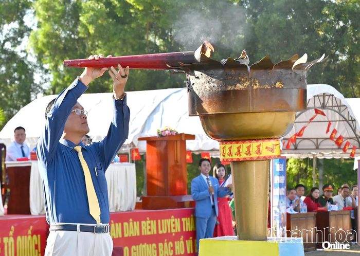 Lãnh đạo xã thắp ngọn đuốc Olympic truyền thống.
