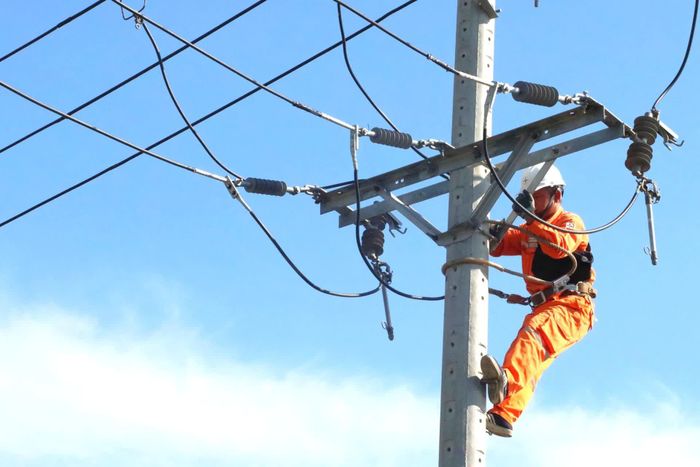 Công nhân kỹ thuật thực hiện bài thi trên cao.