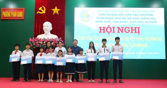 Lãnh đạo Hội Liên hiệp Phụ nữ tỉnh và Đảng ủy phường trao quà cho học sinh vượt khó học tốt.