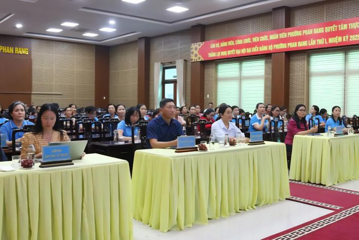 Các đại biểu tham dự hội nghị.