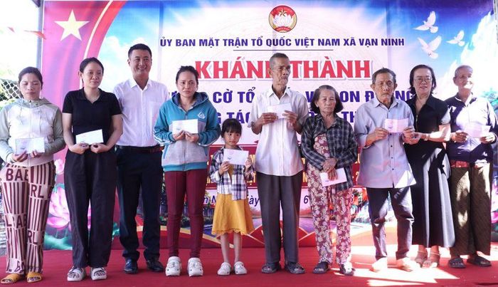 Lãnh đạo xã Vạn Ninh trao quà cho các hộ gia đình có hoàn cảnh khó khăn.