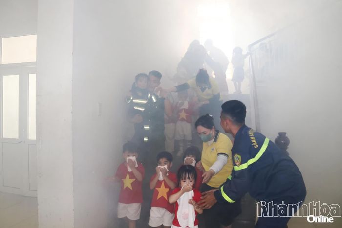 Các em thực hiện kỹ năng thoát khỏi khu vực có khói một cách an toàn.
