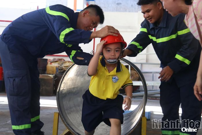 Một chiến sĩ nhí thành công vượt qua "khu vực nguy hiểm".