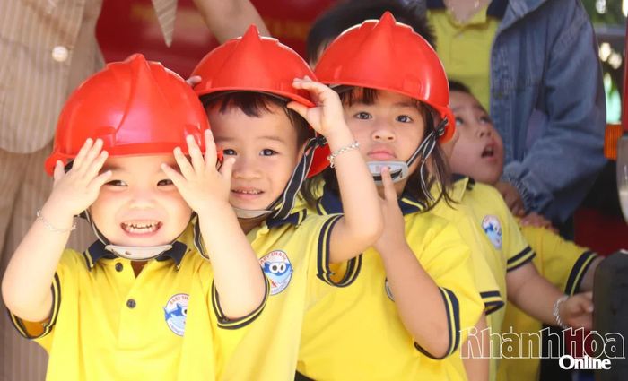 Các chiến sĩ nhí hào hứng tham gia các hoạt động bổ ích.