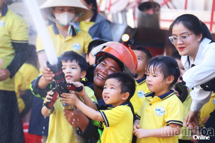 Các em hào hứng khi được tiếp xúc trực tiếp với các trang thiết bị chữa cháy.