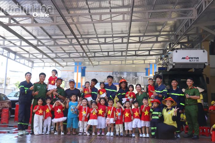Các em nhỏ chụp ảnh lưu niệm với cán bộ, chiến sĩ.