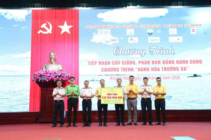 Đại diện doanh nghiệp trao bảng tượng trưng hỗ trợ vật tư.