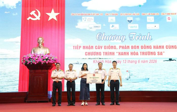 Đại diện doanh nghiệp trao bảng tượng trưng hỗ trợ cây xanh.