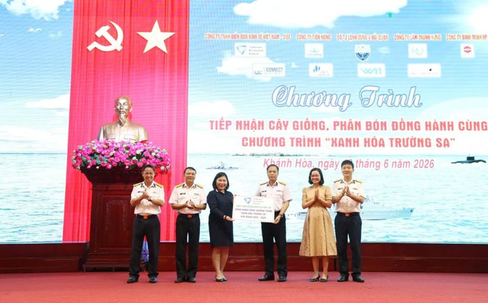 Đại diện doanh nghiệp trao bảng tượng trưng đăng ký đồng hành với chương trình "Xanh hóa Trường Sa" giai đoạn 2026 - 2028.