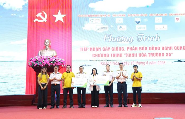 Đại diện doanh nghiệp trao bảng tượng trưng hỗ trợ cây xanh.
